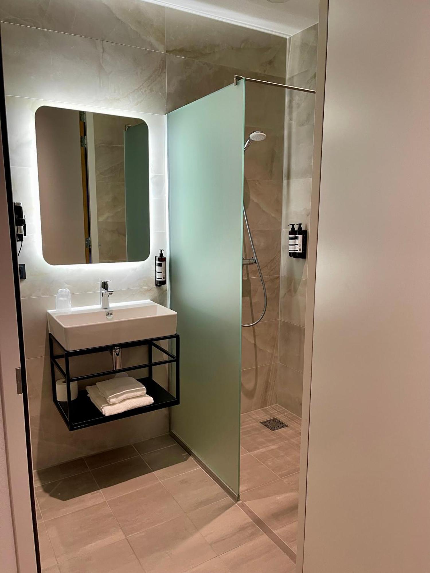 Ozo Hotels Antares Airport Hoofddorp Esterno foto